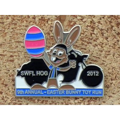 9th Annual-Easter Bunny Toy Run HOG 2012 Znaczek Metalowy Wpinka Blacha Pin