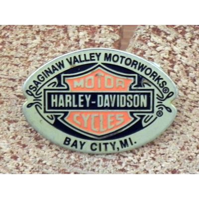 Saginaw Valley Motorworks Bay City, MI. Znaczek Metalowy Wpinka Blacha Pin