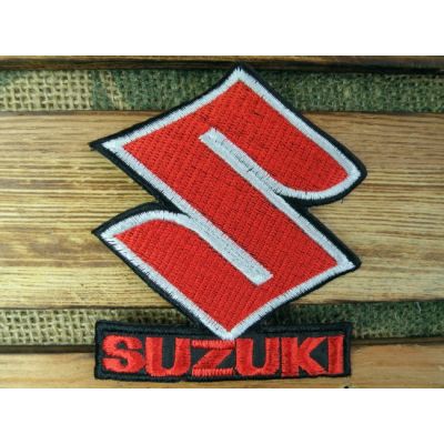 Suzuki Naszywka Haftowana Czerwone Logo Biała Ramka