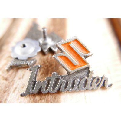 Suzuki Intruder Logo Blacha Znaczek Wpinka Pomarańczowa